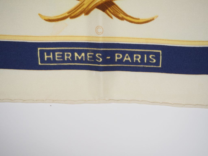 HERMES, Paris Carré de soie, modèle "Couronnes royales". Signé. Dans s