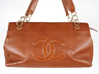 Vente aux enchères CHANEL Sac porté épaule en cuir camel, à décor de monogramme à l'avant