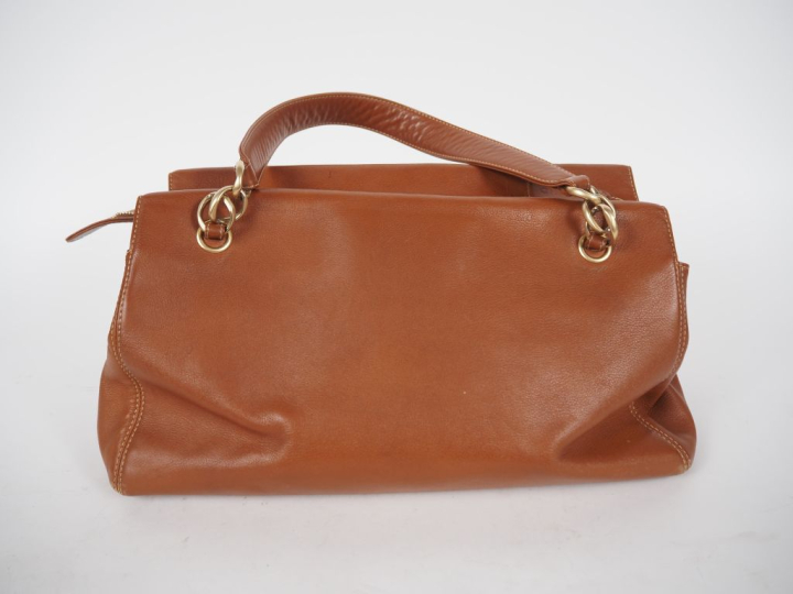 CHANEL Sac porté épaule en cuir camel, à décor de monogramme à l'avant
