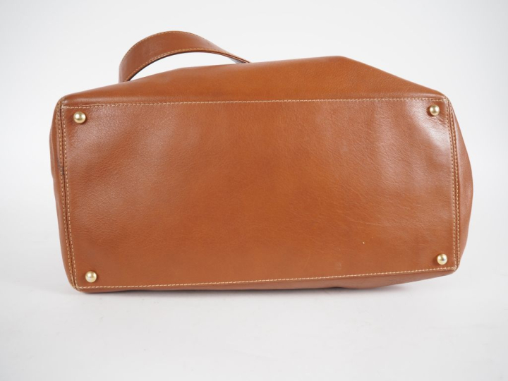 CHANEL Sac porté épaule en cuir camel, à décor de monogramme à l'avant