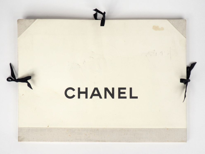 CHANEL, Boutique Collection Croisière 1996-1997.  Porte folio contenan