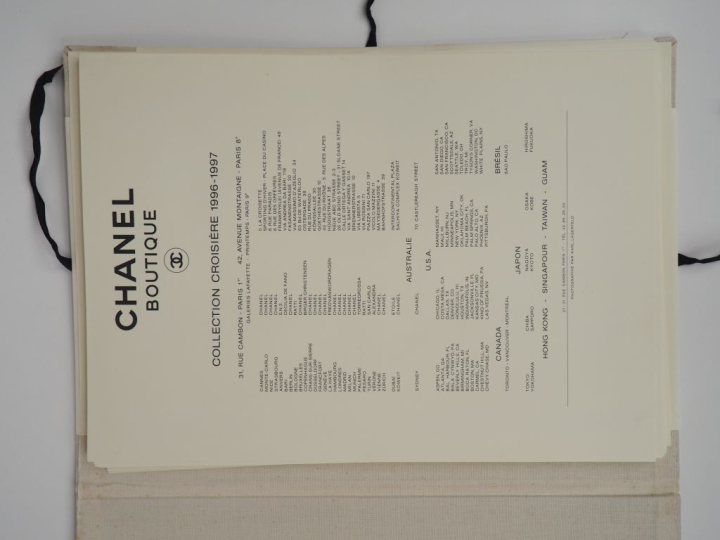 CHANEL, Boutique Collection Croisière 1996-1997.  Porte folio contenan