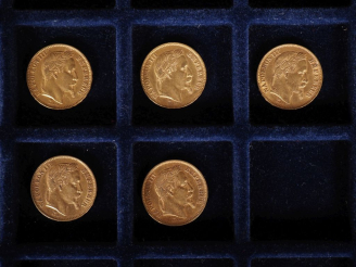 Vente aux enchères Ensemble comprenant :  - deux pièces de 20 Francs or, 1866-BB. - une p