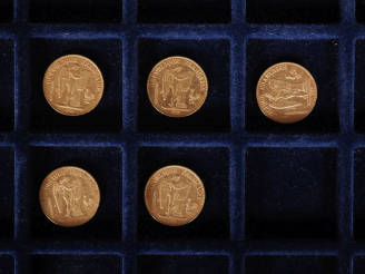 Vente aux enchères Ensemble comprenant :  - une pièce de 20 Francs or, 1887-A. - une pièc
