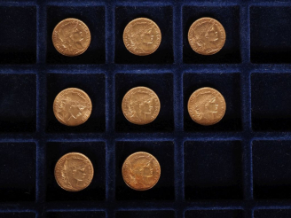 Vente aux enchères Huit pièces de 20 Francs or, 1906 (x4) et 1907 (x4). FRAIS ACHETEURS 1