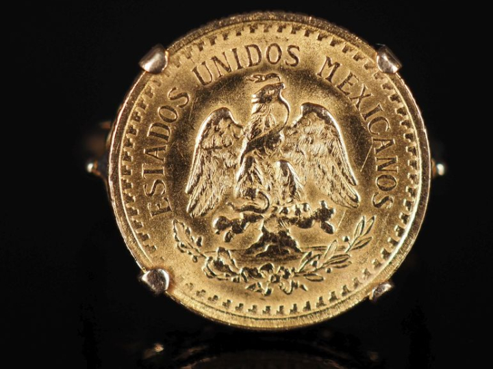 Bague en or jaune 750, sertie en son centre d'une pièce de 2 1/2 pesos