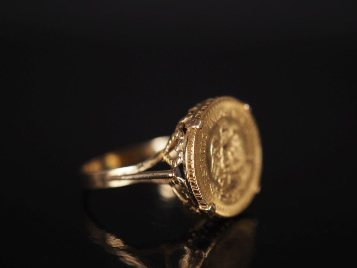 Bague en or jaune 750, sertie en son centre d'une pièce de 2 1/2 pesos