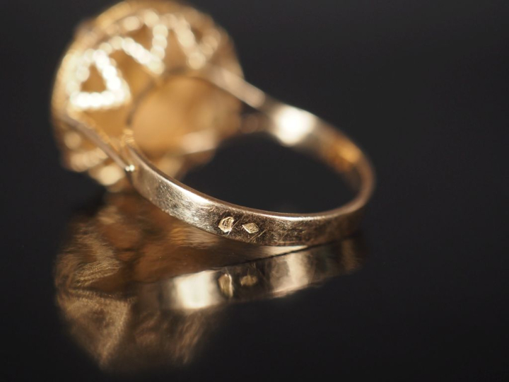Bague en or jaune 750, sertie en son centre d'une pièce de 2 1/2 pesos