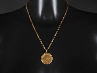 Vente aux enchères Pendentif en or jaune 750 serti en son centre d'un souverain or, 1913.