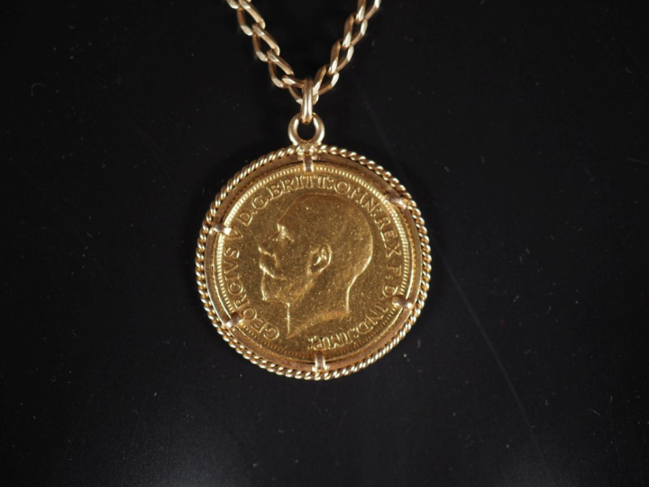 Pendentif en or jaune 750 serti en son centre d'un souverain or, 1913.