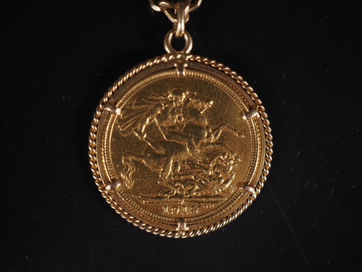 Pendentif en or jaune 750 serti en son centre d'un souverain or, 1913.