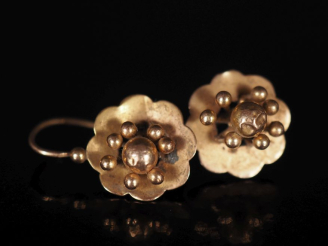 Vente aux enchères Paire de perces oreilles Napoléon III en or jaune 750, à décor d'un mo