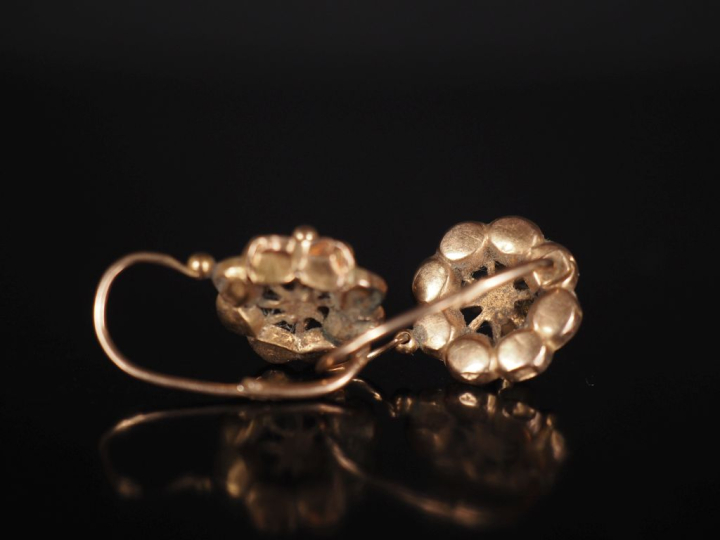 Paire de perces oreilles Napoléon III en or jaune 750, à décor d'un mo