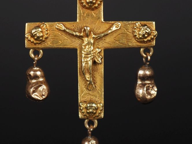 Pendentif en forme de croix auvergnate en or jaune 750, à décor double