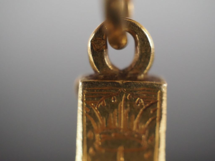 Pendentif en forme de croix auvergnate en or jaune 750, à décor double