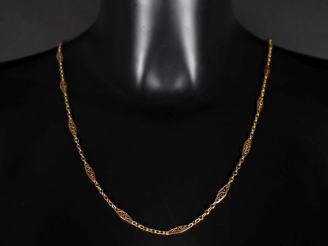 Vente aux enchères Collier souple en or jaune 750, à décor de maillons ajourés et filigra