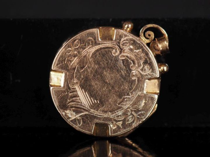 Pendentif probablement porte-photo en or jaune 750, à décor de semi de