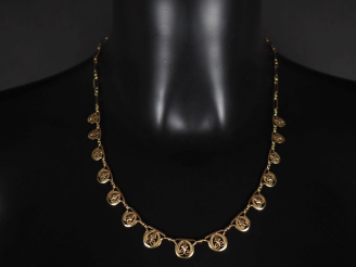 Vente aux enchères Collier draperie en or jaune 750, orné de médaillons ajourés à décor d