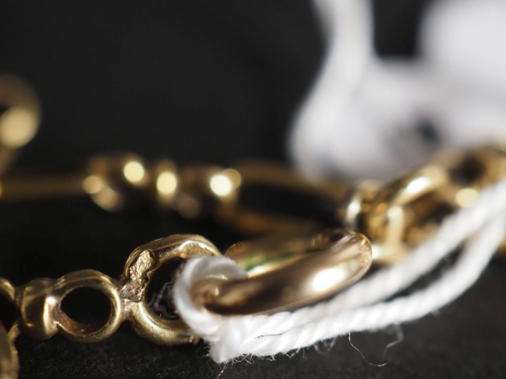Collier draperie en or jaune 750, orné de médaillons ajourés à décor d