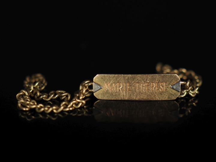 Gourmette de baptême en or jaune 750.  Marquée "Marie-Thérèse". Long. 