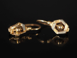 Vente aux enchères Paire de perces oreilles en or 750 à pans coupés et agrémentés en leur