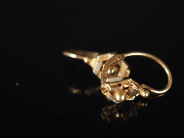 Paire de perces oreilles en or 750 à pans coupés et agrémentés en leur