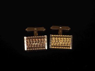 Vente aux enchères Paire de boutons de manchettes en or jaune 750, à décor de torsades.  