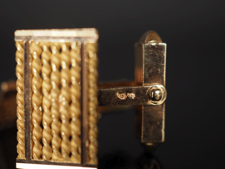 Paire de boutons de manchettes en or jaune 750, à décor de torsades.  