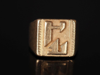 Vente aux enchères Bague de forme chevalière en or jaune 750, à décor de monogramme. TDD.