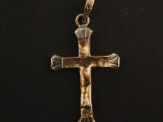 Vente aux enchères Pendentif deux ors 750 en forme de croix.  2,5 x 1,7 cm Poids. 0,73 g 
