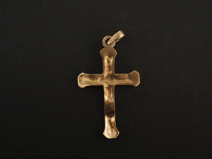 Pendentif deux ors 750 en forme de croix.  2,5 x 1,7 cm Poids. 0,73 g 
