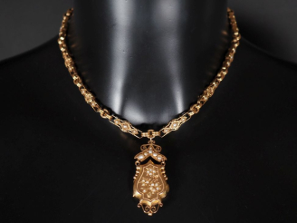 Vente aux enchères Ravissant collier en or jaune 750 et demi perles blanches orné en son 