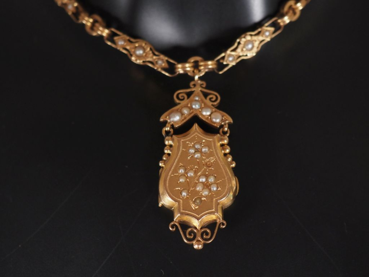Ravissant collier en or jaune 750 et demi perles blanches orné en son 
