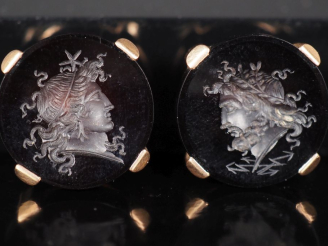 Vente aux enchères Paire de boutons de col Napoléon III en or jaune 750, serti d'une inta