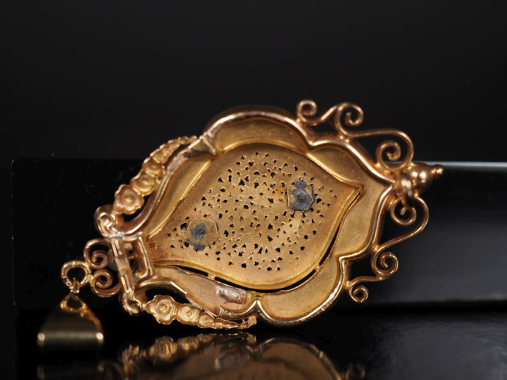 Pendentif Napoléon III en or jaune 750 en forme de goutte, à décor ajo