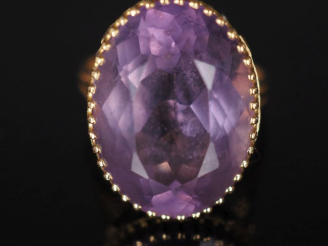 Vente aux enchères Bague en or jaune 750, sertie en son centre d'une améthyste. Jolie mon