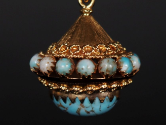 Vente aux enchères Ravissant pendentif en or jaune 750, agrémenté de turquoises ou d'imit