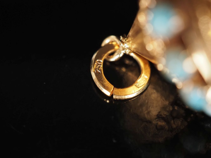 Ravissant pendentif en or jaune 750, agrémenté de turquoises ou d'imit