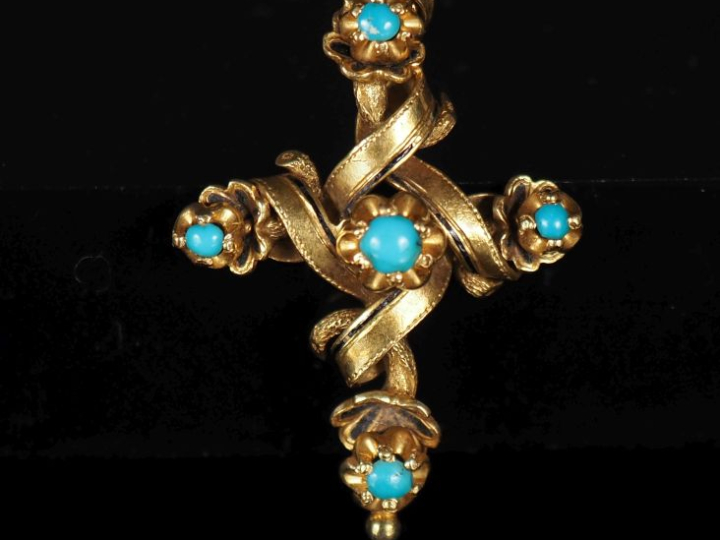 Pendentif en or jaune 585 en forme de croix torsadée, agrémentée de tu