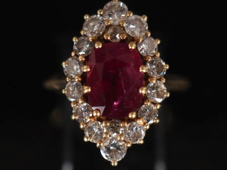 Vente aux enchères Bague de forme marquise en or jaune 750, sertie en son centre d'un rub