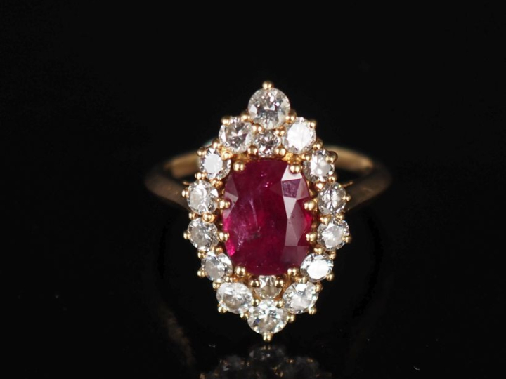 Bague de forme marquise en or jaune 750, sertie en son centre d'un rub