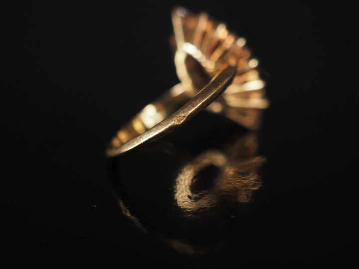 Bague de forme marquise en or jaune 750, sertie en son centre d'un rub