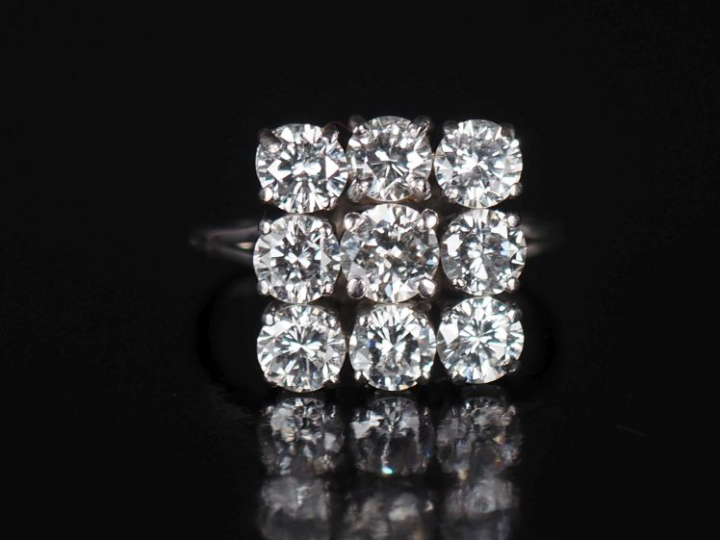 Bague à section carrée en or blanc 750, sertie de neuf diamants.  Le d