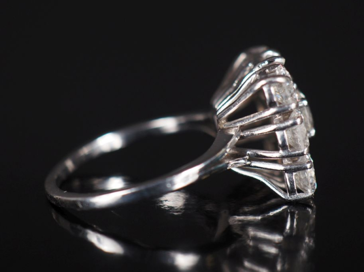 Bague à section carrée en or blanc 750, sertie de neuf diamants.  Le d