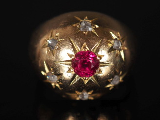 Vente aux enchères Bague dôme en or jaune 750, à décor d'étoiles et sertie de petits diam
