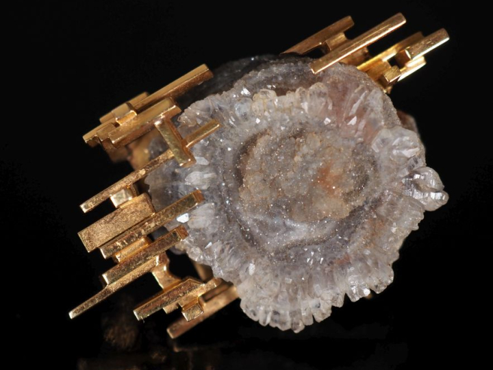 Broche/pendentif moderniste en or jaune 750, sertie en son centre d'un