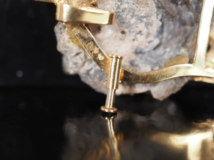 Broche/pendentif moderniste en or jaune 750, sertie en son centre d'un