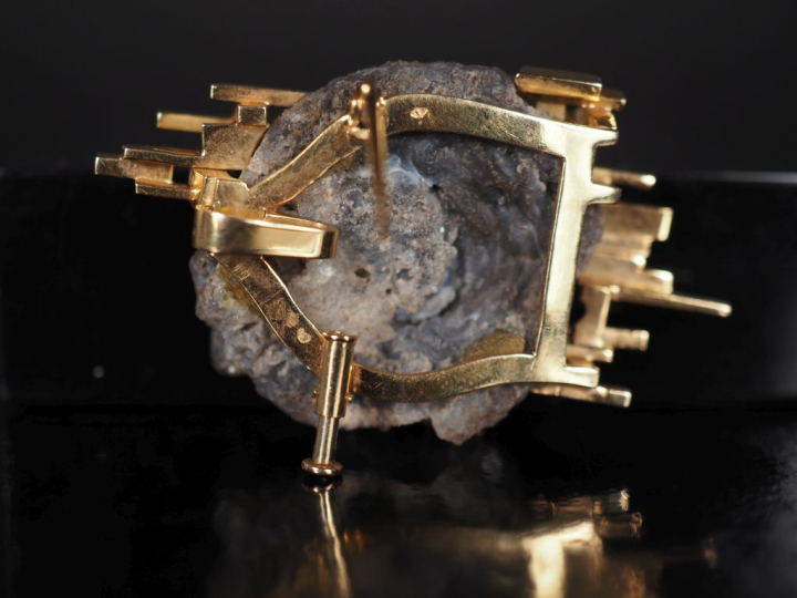 Broche/pendentif moderniste en or jaune 750, sertie en son centre d'un