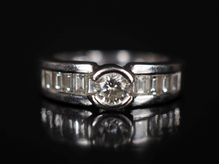 Bague jonc en or blanc 750, sertie en son centre d'un diamant de 0,3 c