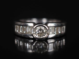 Vente aux enchères Bague jonc en or blanc 750, sertie en son centre d'un diamant de 0,3 c